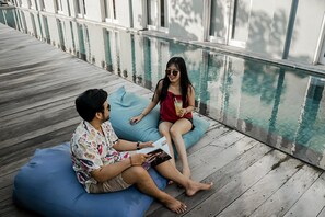 2 kolam renang outdoor, dengan payung kolam renang dan kursi berjemur
