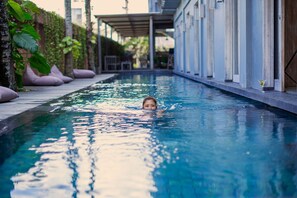 2 udendørs pools, åben fra kl. 08.00 til kl. 20.00, parasoller