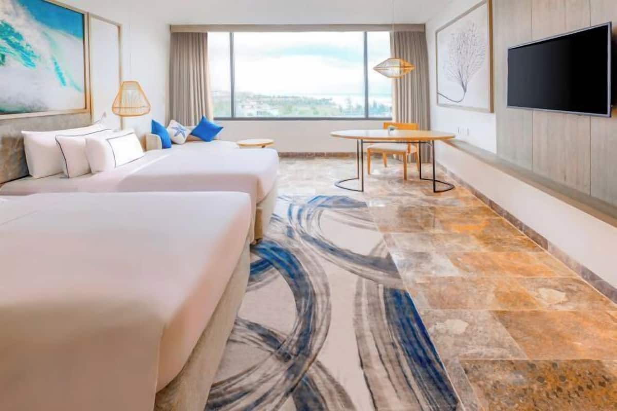 2 bedrooms, premium bedding, minibar, in-room safe