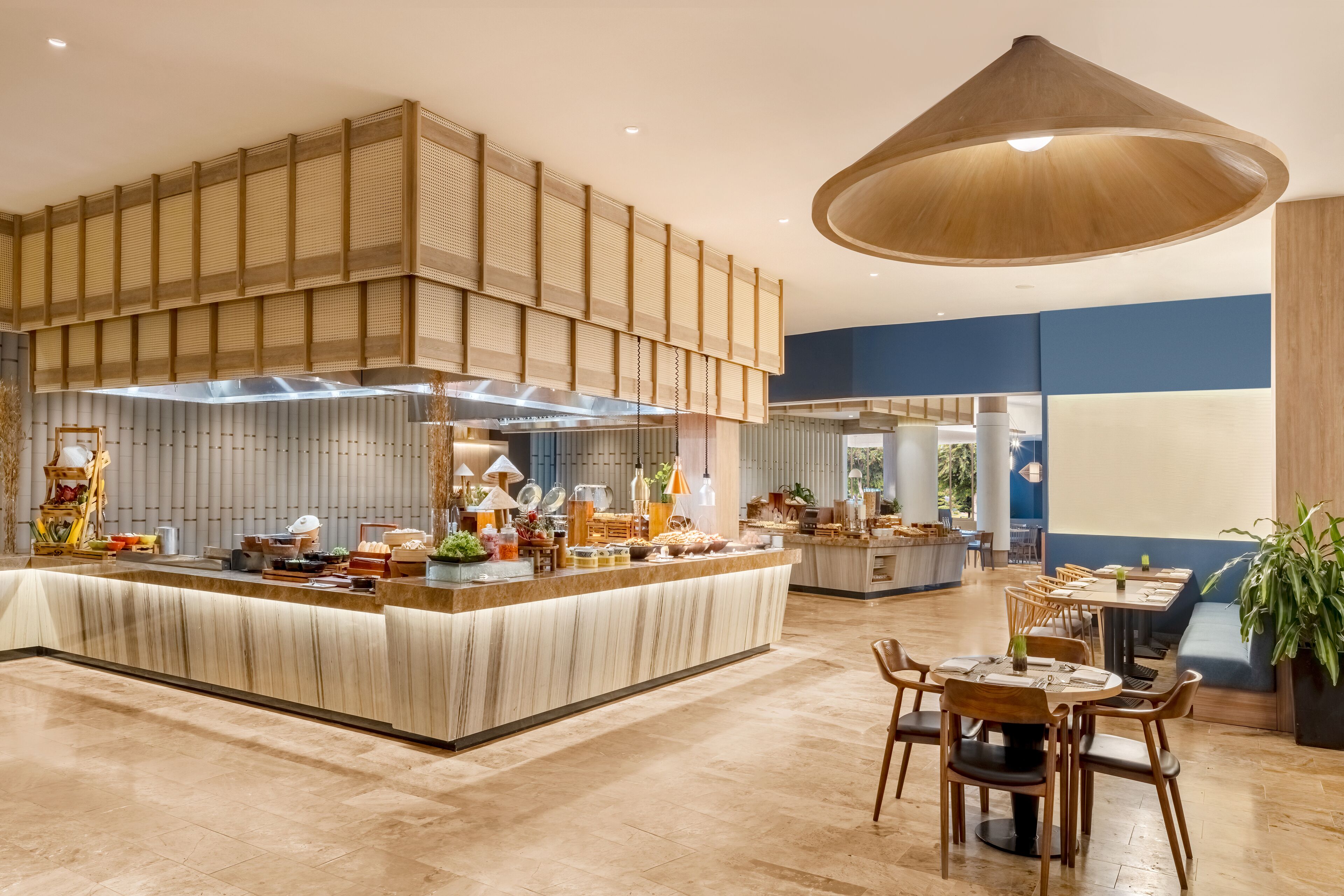 2 restaurants, breakfast, lunch, dinner served; vietnamese cuisine