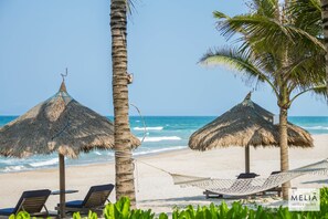 Private beach, white sand, beach umbrellas, beach towels - Melia Danang Beach Resort (Da Nang)
