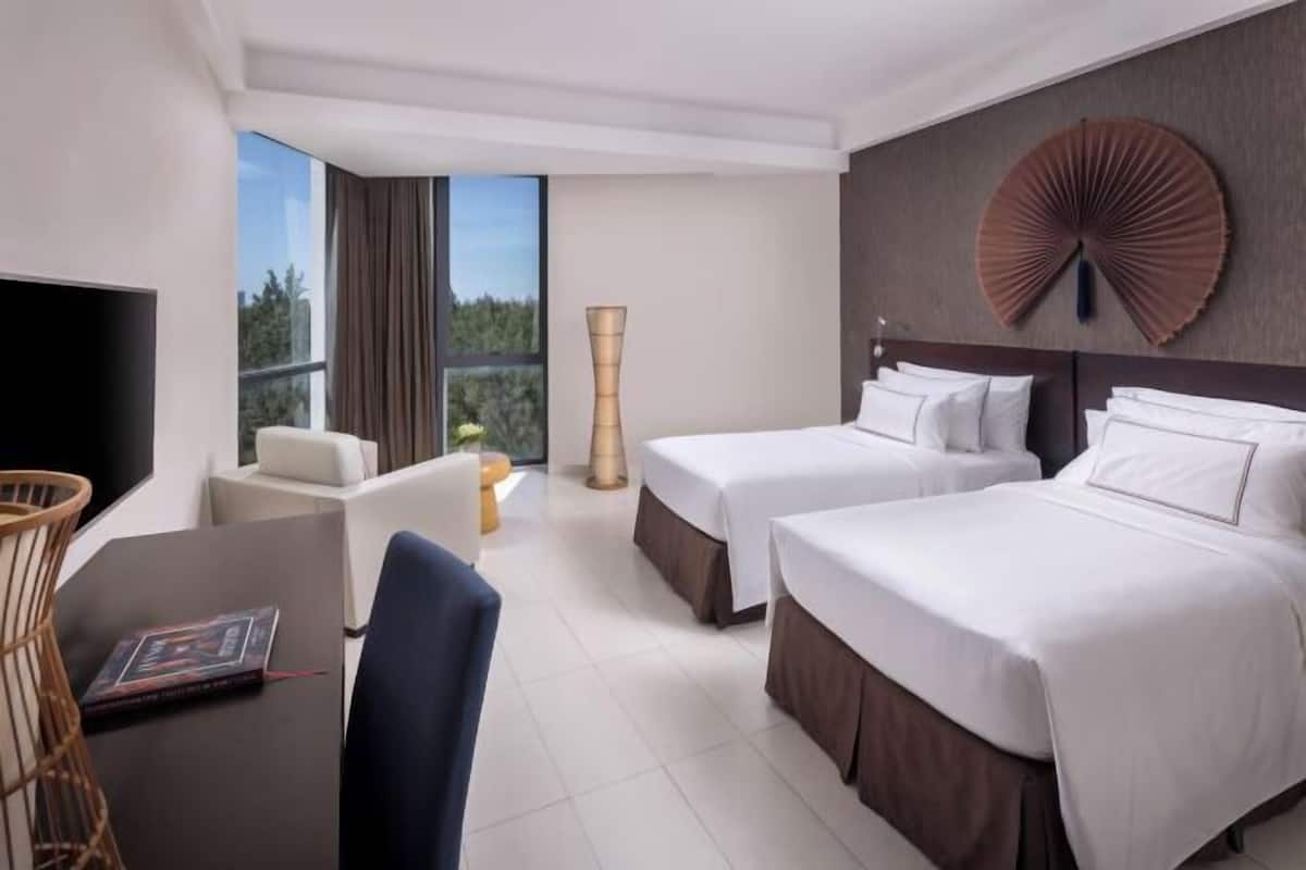 2 bedrooms, premium bedding, minibar, in-room safe