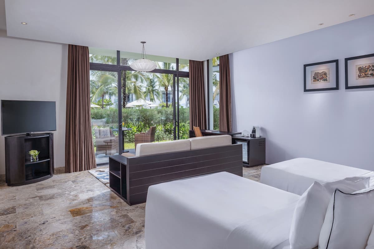 2 bedrooms, premium bedding, minibar, in-room safe
