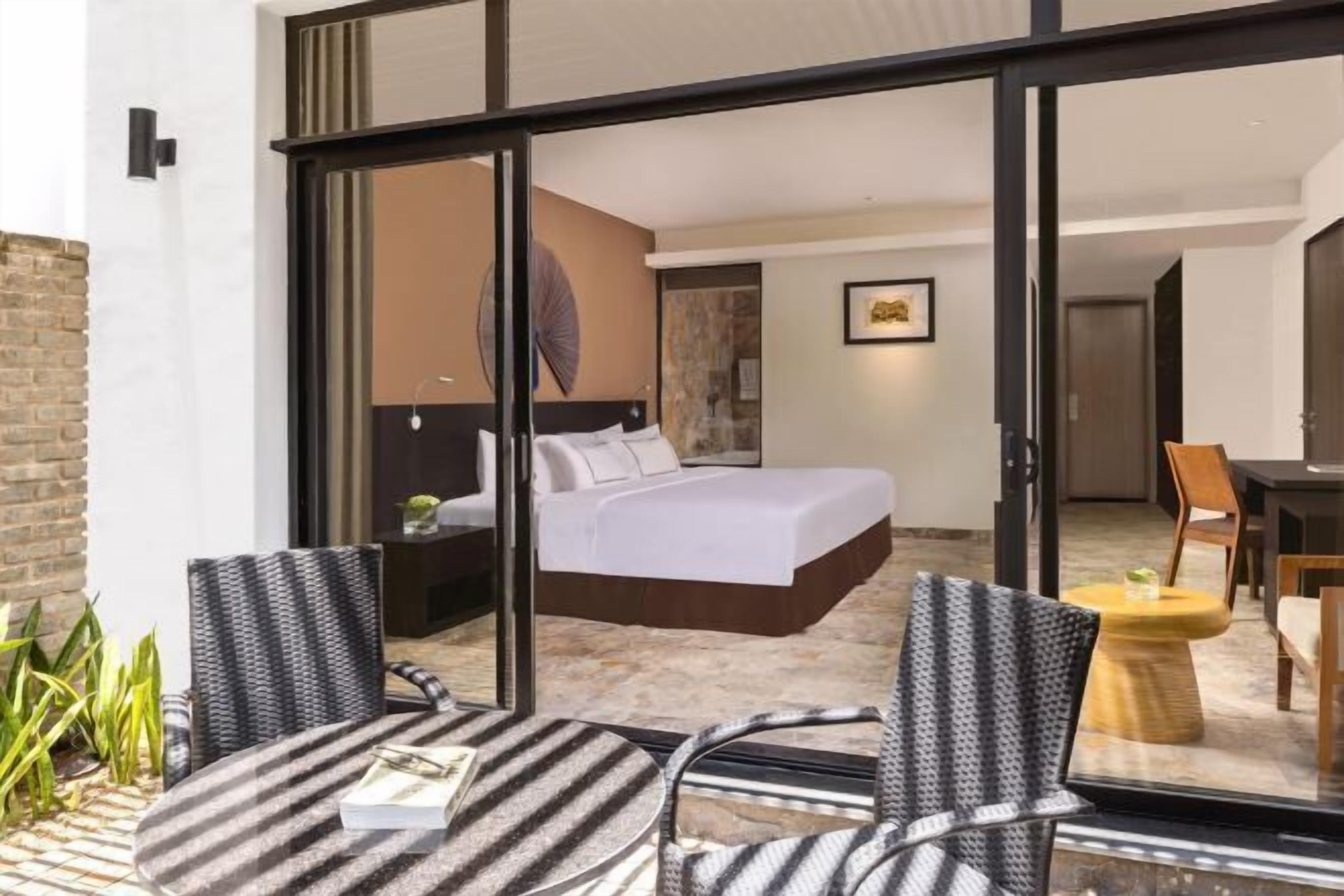 고급 침구, 미니바, 객실 내 금고, 책상