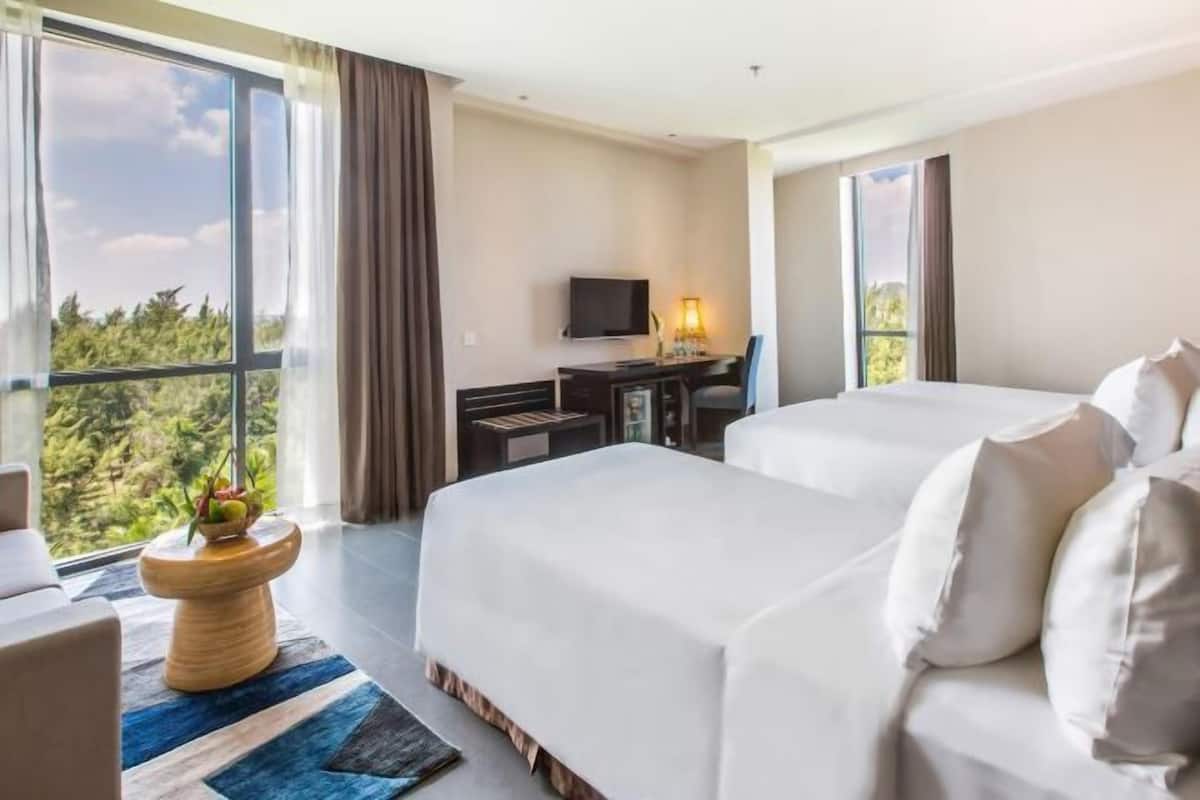 2 bedrooms, premium bedding, minibar, in-room safe