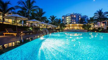 5 albercas al aire libre, sombrillas en la alberca y camastros