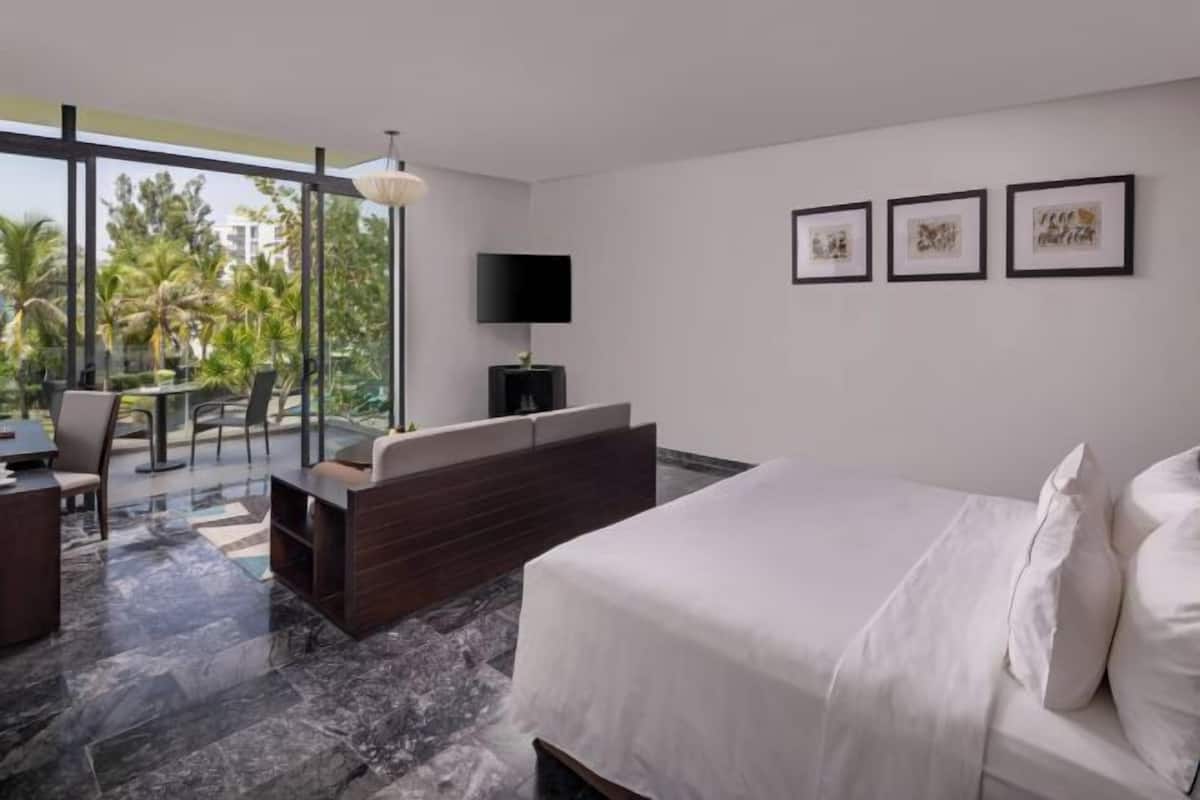 2 bedrooms, premium bedding, minibar, in-room safe