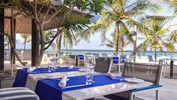 2 restaurantes; se sirve desayuno, almuerzo y cena; cocina vietnamita