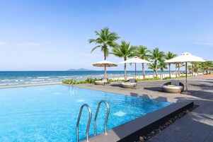 7 outdoor pools, pool umbrellas, pool loungers