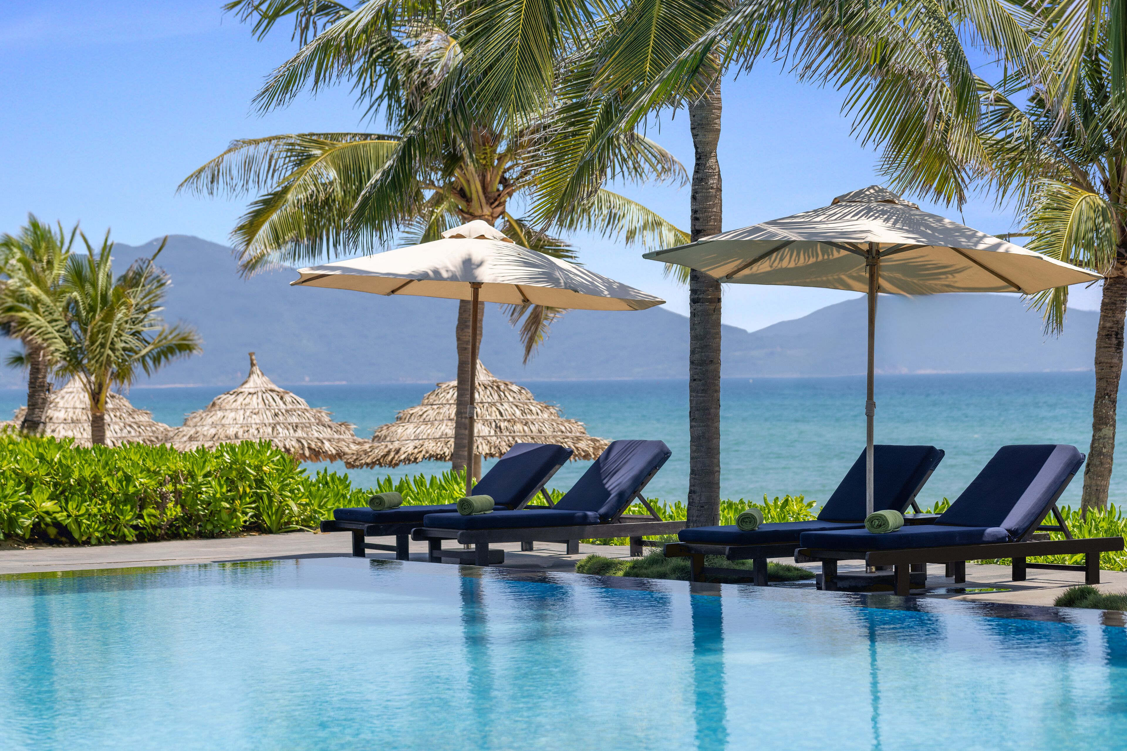 5 outdoor pools, pool umbrellas, pool loungers