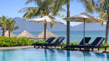 7 outdoor pools, pool umbrellas, sun loungers