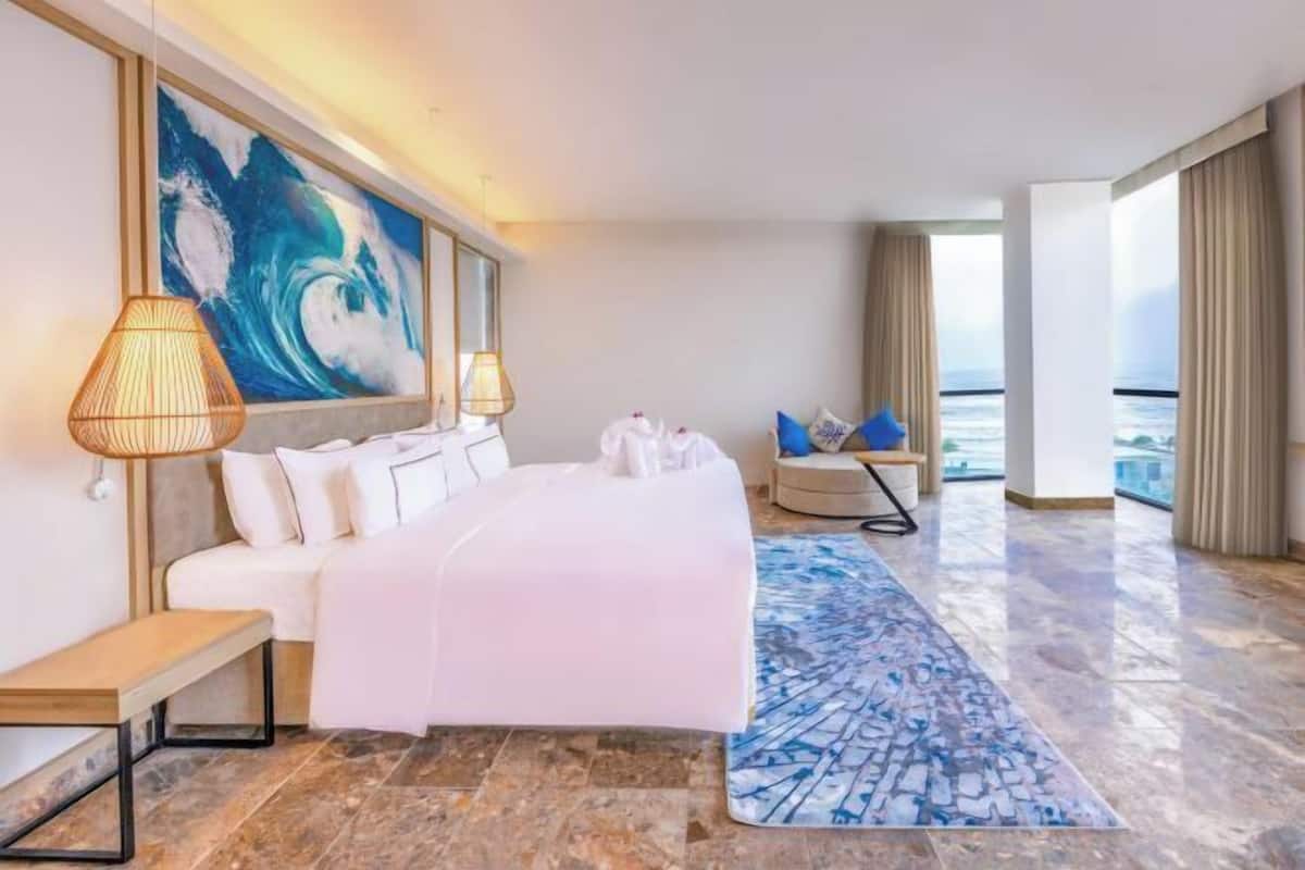 2 bedrooms, premium bedding, minibar, in-room safe