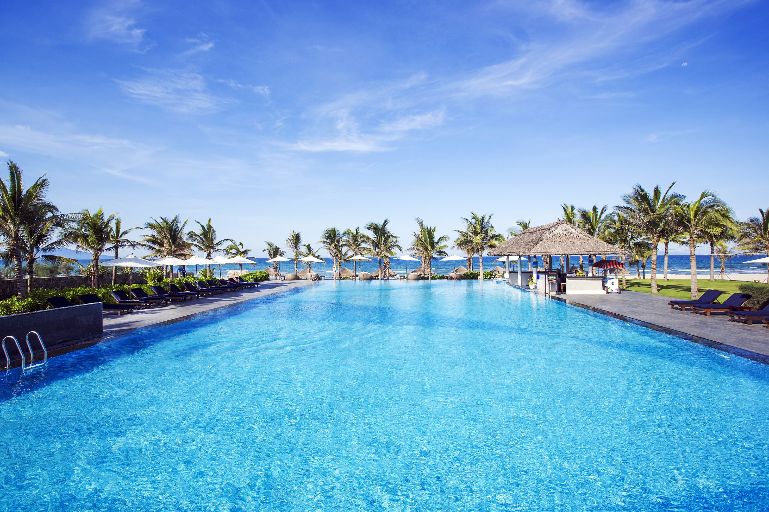 5 piscinas al aire libre, sombrillas, sillones reclinables de piscina