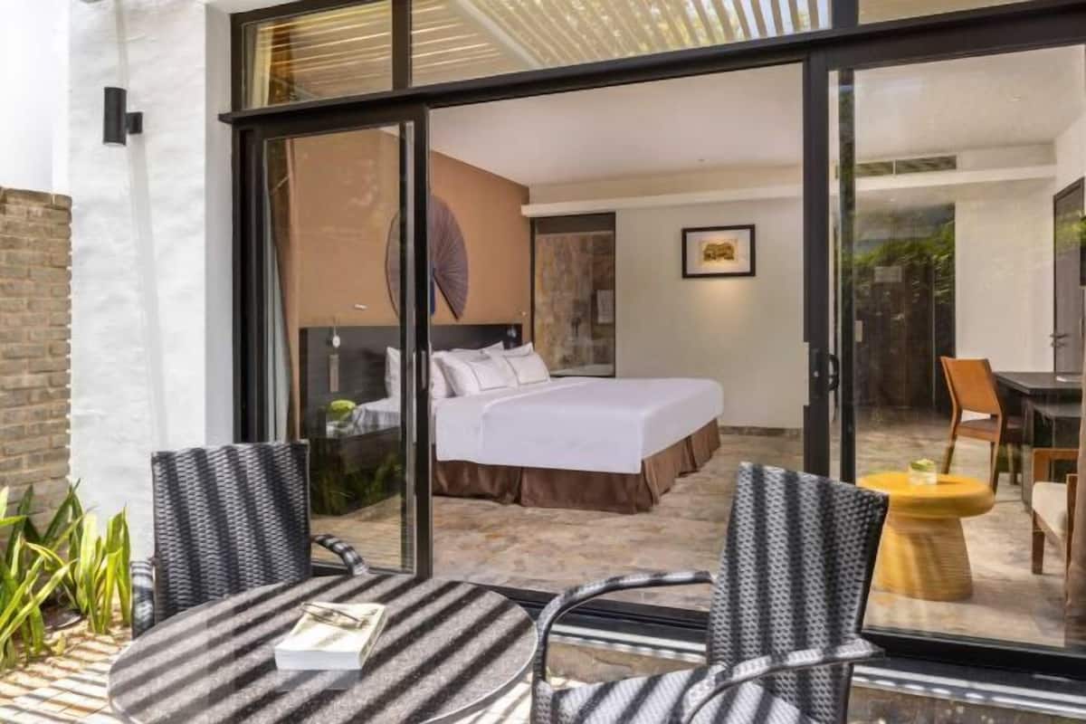 2 bedrooms, premium bedding, minibar, in-room safe