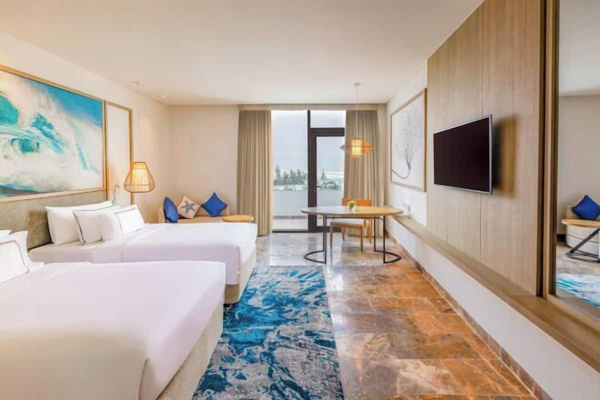 2 bedrooms, premium bedding, minibar, in-room safe
