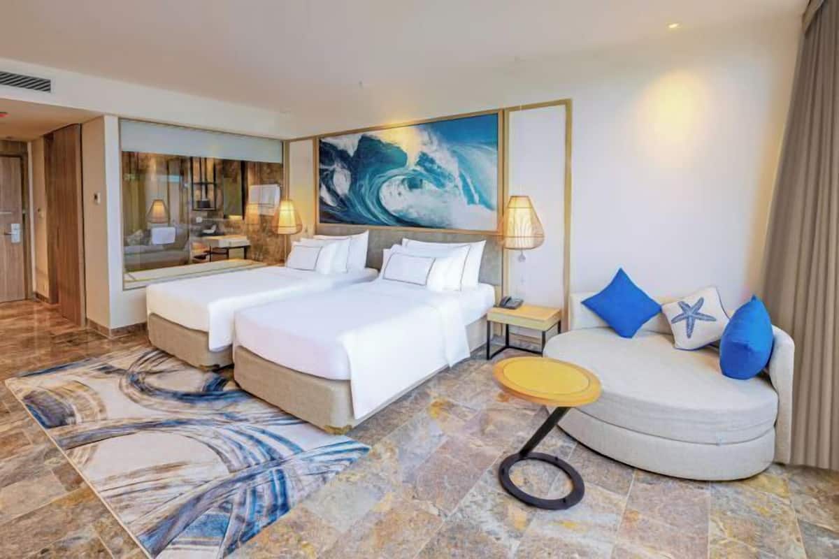 Premium bedding, minibar, in-room safe, desk