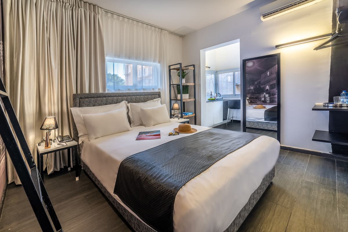Economy Room | Premium bedding, in-room safe, blackout drapes, free cribs/infant beds