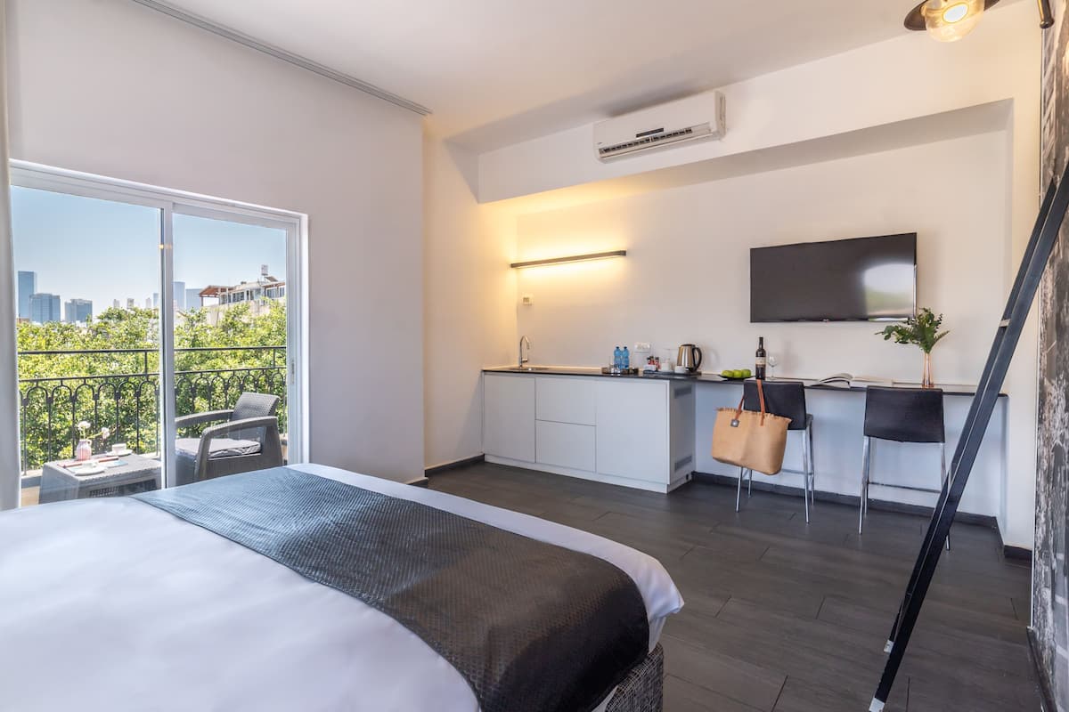 Premium Room, Balcony | Premium bedding, in-room safe, blackout drapes, free cribs/infant beds