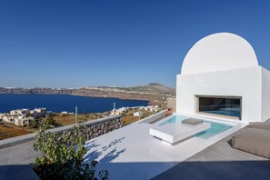 7 outdoor pools, pool loungers - Earino Suites and Villas (Santorini)