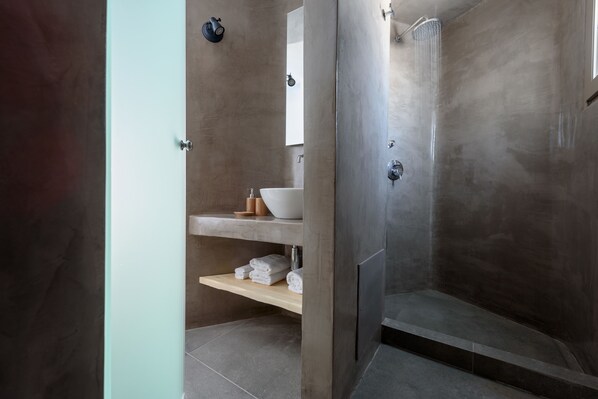 Bathroom - Earino Suites and Villas (Santorini)