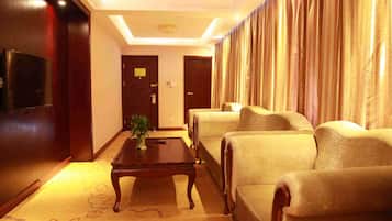 Suite Deluks, 1 Tempat Tidur King | Meja kerja, tempat tidur lipat/tambahan, dan Wi-Fi gratis