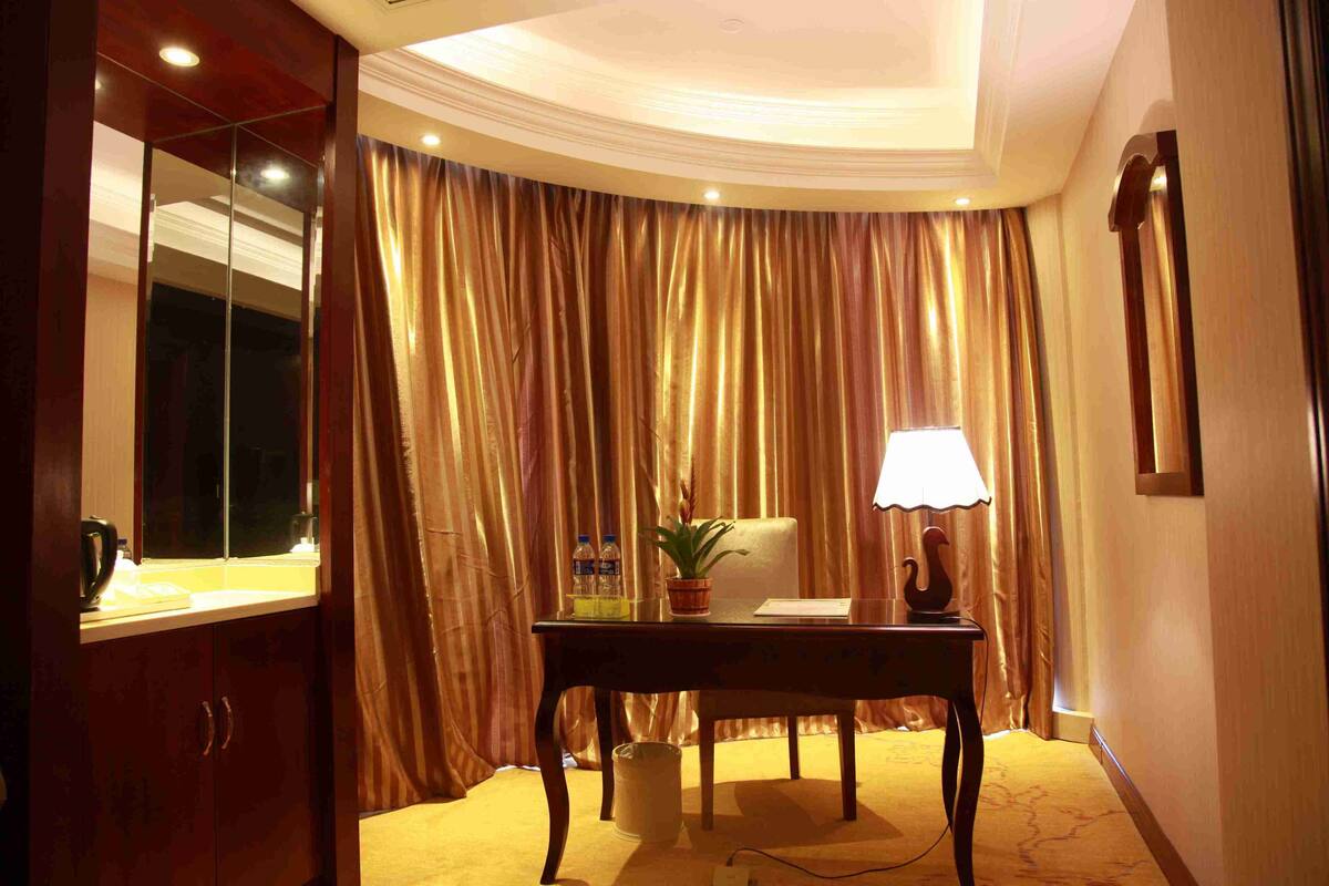 Deluxe Suite, 1 King Bed | Desk, rollaway beds (surcharge), WiFi (free)