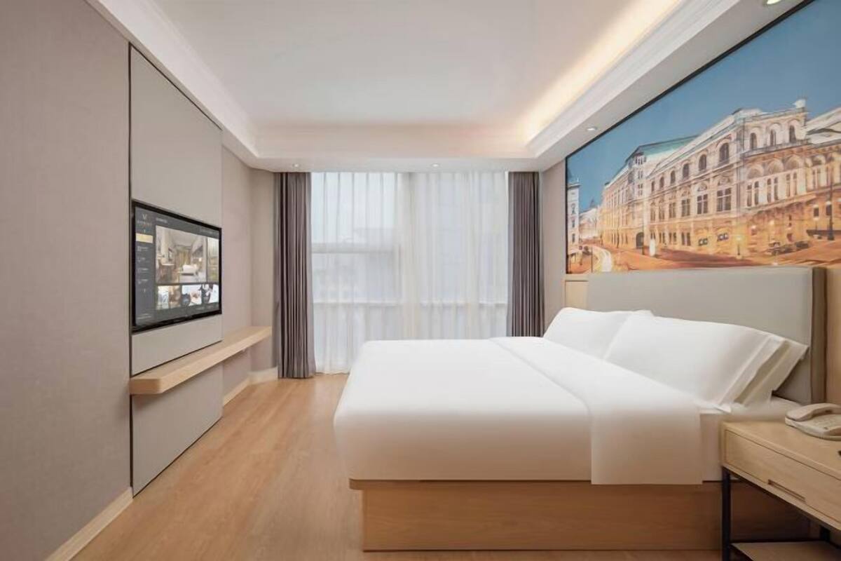 Desk, rollaway beds (surcharge), WiFi (free)