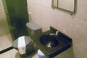 Phòng 3 | Phòng tắm | Buồng tắm vòi sen, đồ dùng nhà tắm miễn phí, máy sấy tóc, khăn tắm 