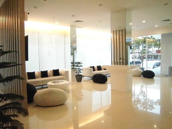 Lobby sitting area - Whiz Hotel Cikini Jakarta (Jakarta)