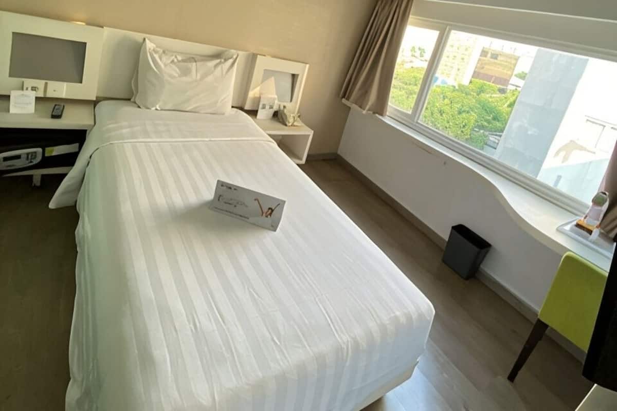 Escritorio, wifi gratis y ropa de cama