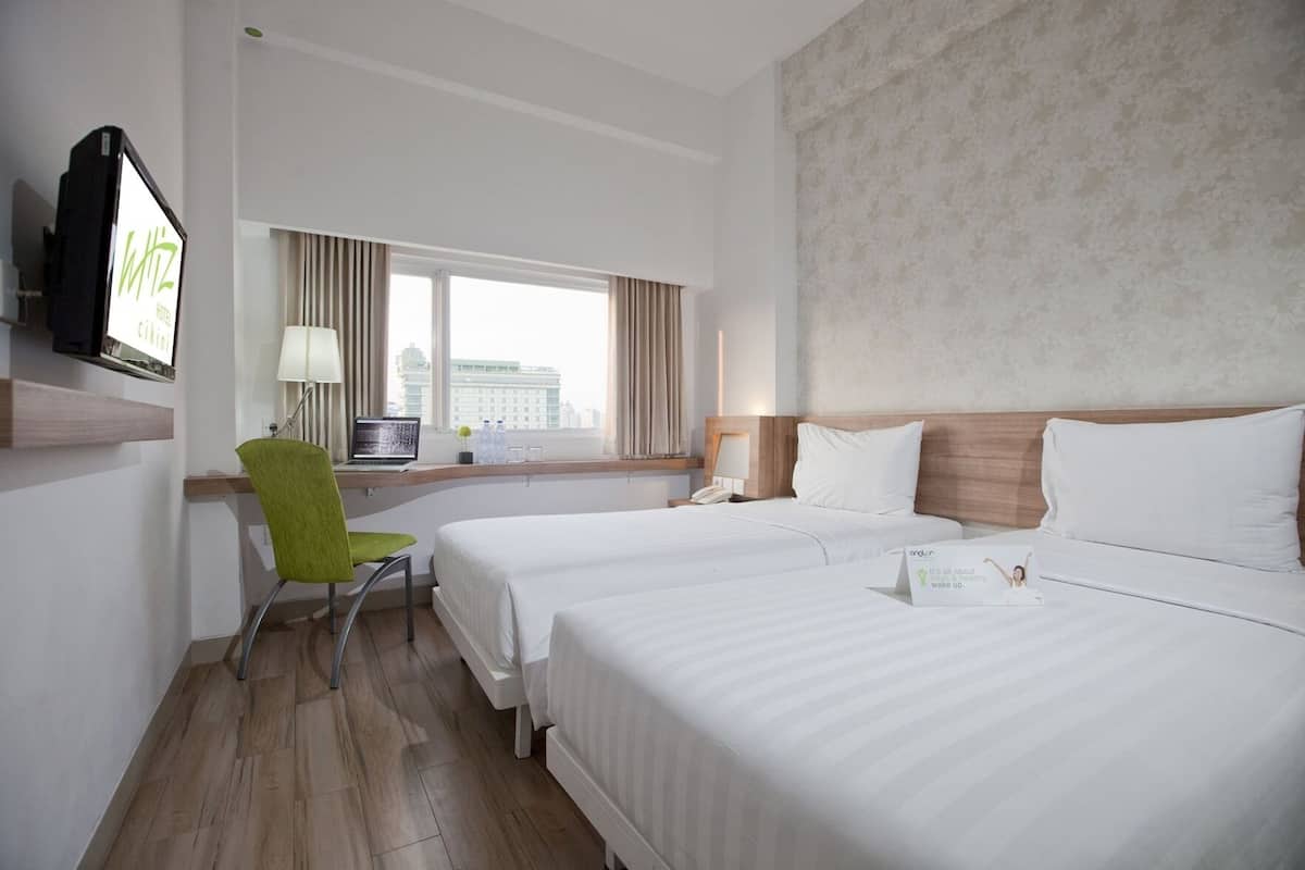 Escritorio, wifi gratis y ropa de cama