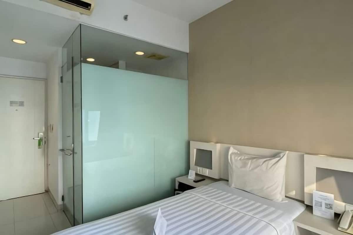 Escritorio, wifi gratis y ropa de cama