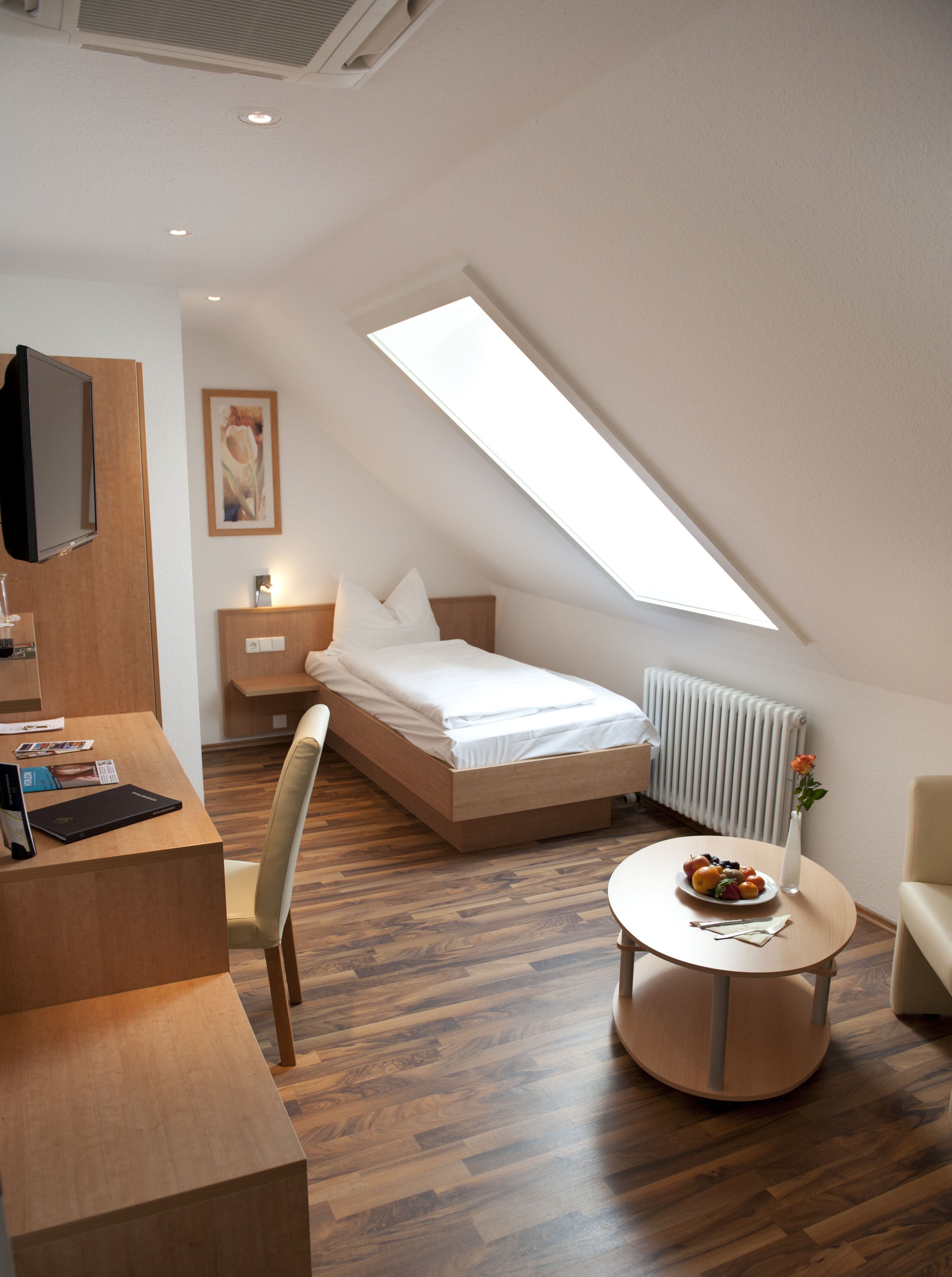 standard single room | 1 bedroom, minibar, desk, blackout curtains