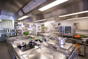 2 restaurantes; se sirve desayuno, almuerzo y cena; cocina alemana