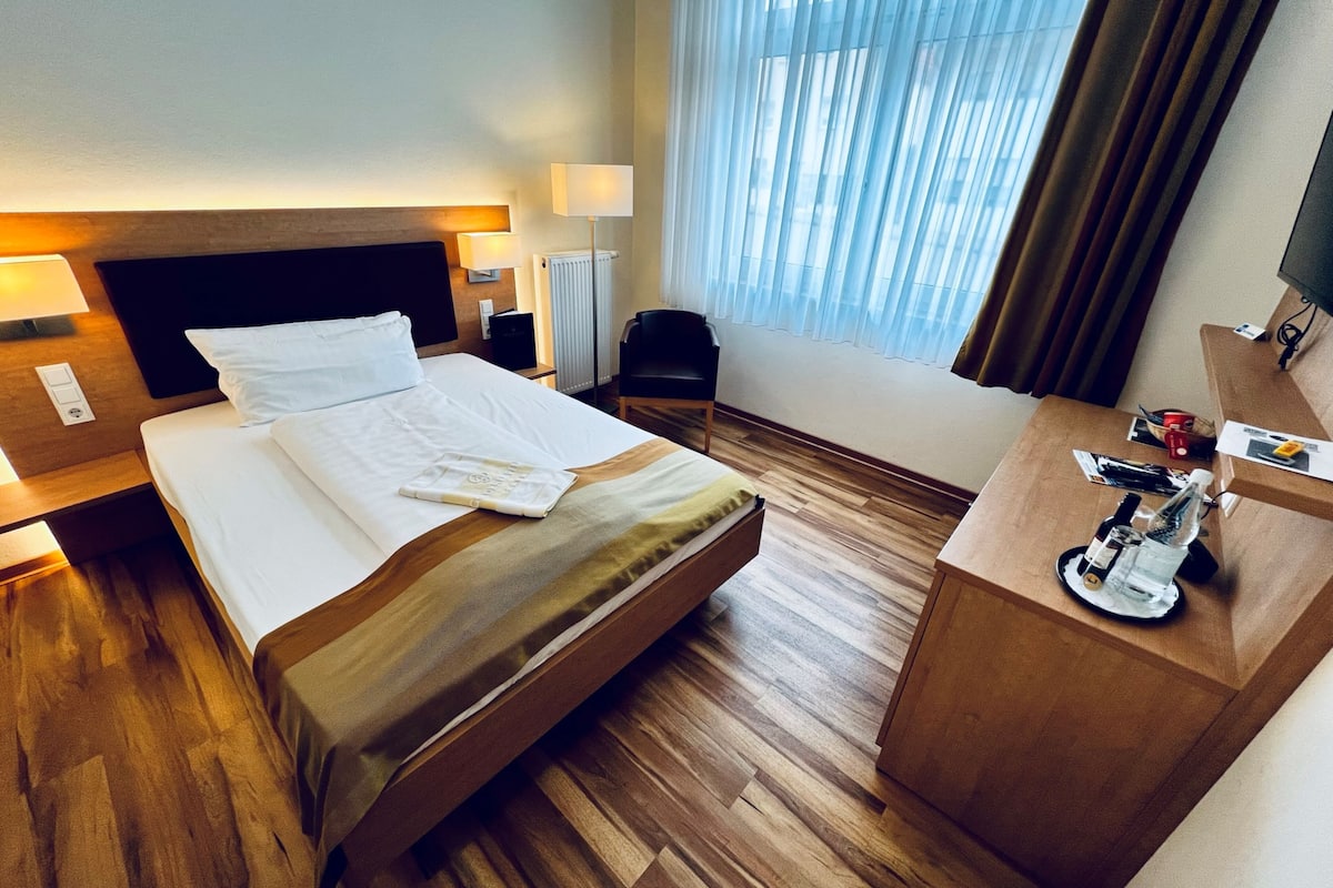 comfort single room | 1 bedroom, minibar, desk, blackout curtains