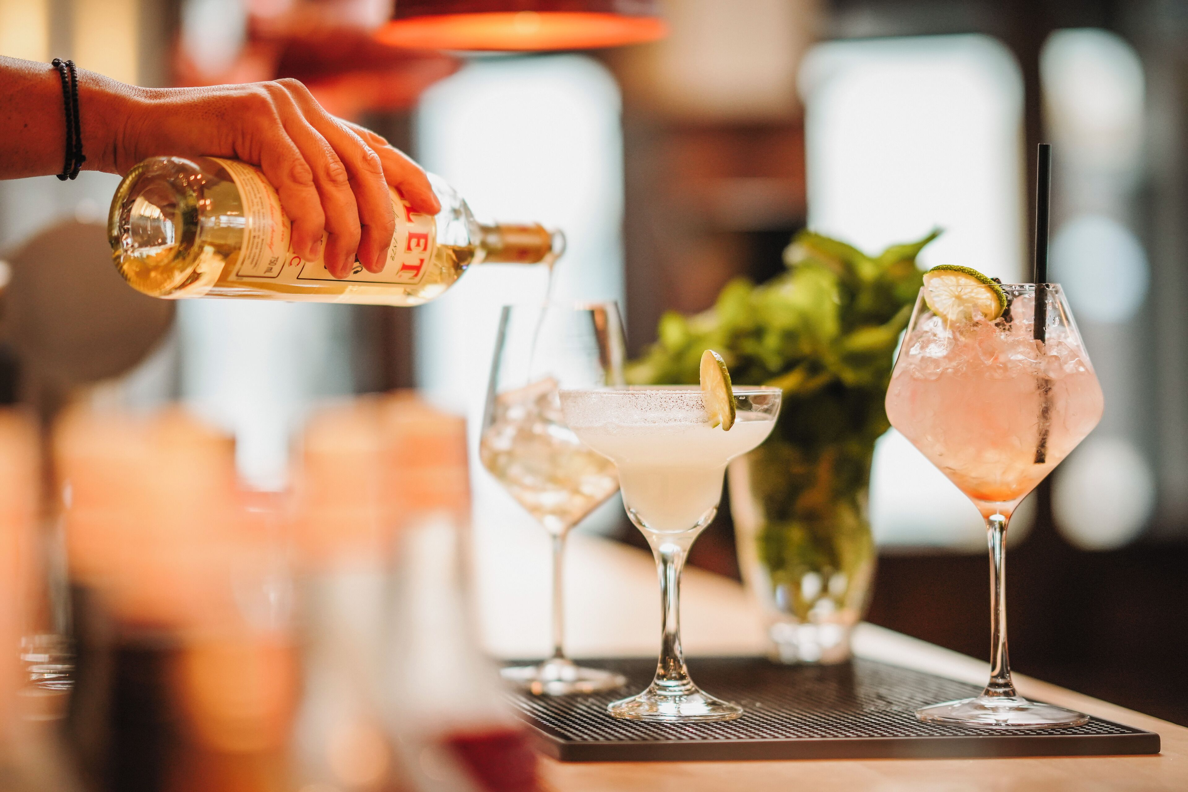 Un barman verse une boisson dans un verre.