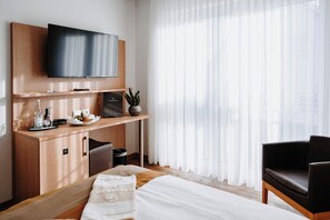 Minibar, escritorio, cortinas blackout y insonorización