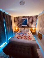 Escritorio, wifi gratis y ropa de cama 