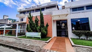 A building with a sign reading "Pousada Sonora Vega" and a spa sign. - Serra Negra Pousada Spa by Easy Hoteis (Guarapari)