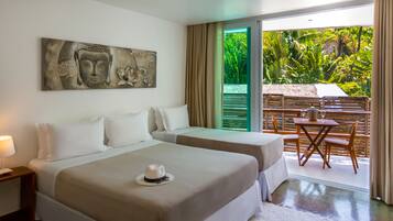 Ein Hotelzimmer mit zwei Betten, einem Gemälde an der Wand, einem Essbereich mit Tisch und Stühlen und Blick auf Grünfläche.