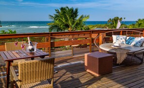 Master Royal Frente Mar com Banheira | Minibar y ropa de cama