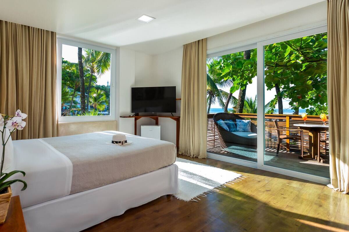 Minibar, bed sheets