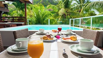 Utendørsbasseng og solsenger