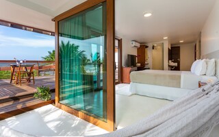 Master Royal Frente Mar com Banheira | 迷你吧、床单