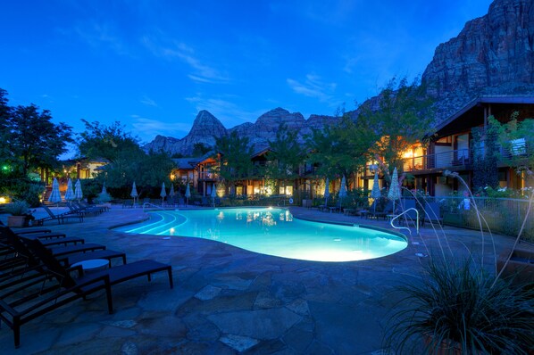 Outdoor pool, pool umbrellas, sun loungers - Desert Pearl Inn (Springdale)