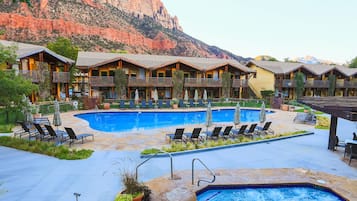 Kolam renang outdoor, dengan payung kolam renang dan kursi berjemur