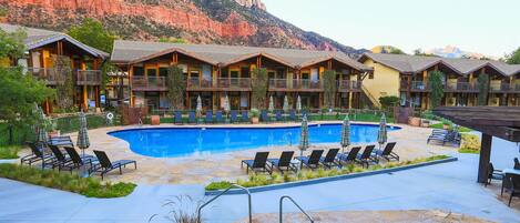 Außenpool, Sonnenschirme, Liegestühle