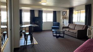 King Suite with Spa Bath- No Pets Allowed | 遮光窗帘、熨斗/熨板、免费 WiFi、床单
