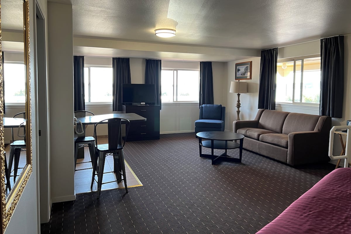 King Suite with Spa Bath- No Pets Allowed | 암막 커튼, 다리미/다리미판, 무료 WiFi, 침대 시트