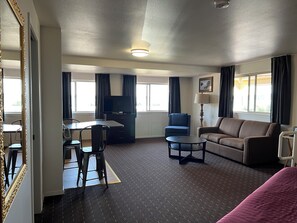 King Suite with Spa Bath- No Pets Allowed | Blendingsgardiner, strykejern/-brett, wi-fi (inkludert) og sengetøy
